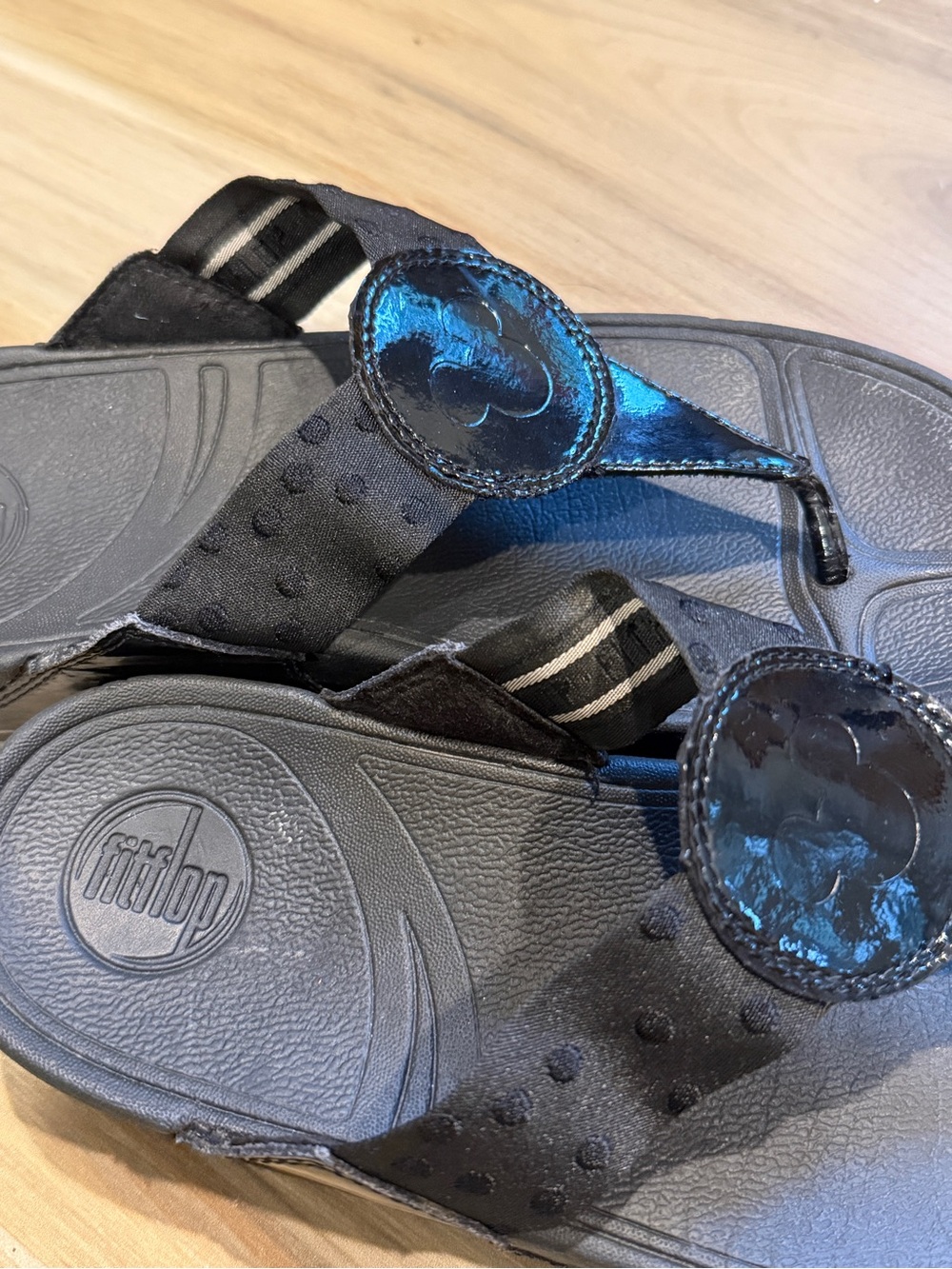 FITFLOP Black DISNEY Patent Logo Thong Sandals - Picture 8 of 9